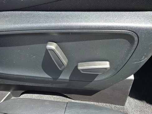 Used 2021 Ford Escape Titanium FWD image 9