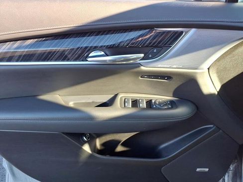 Used 2025 Cadillac XT6 Premium Luxury image 10