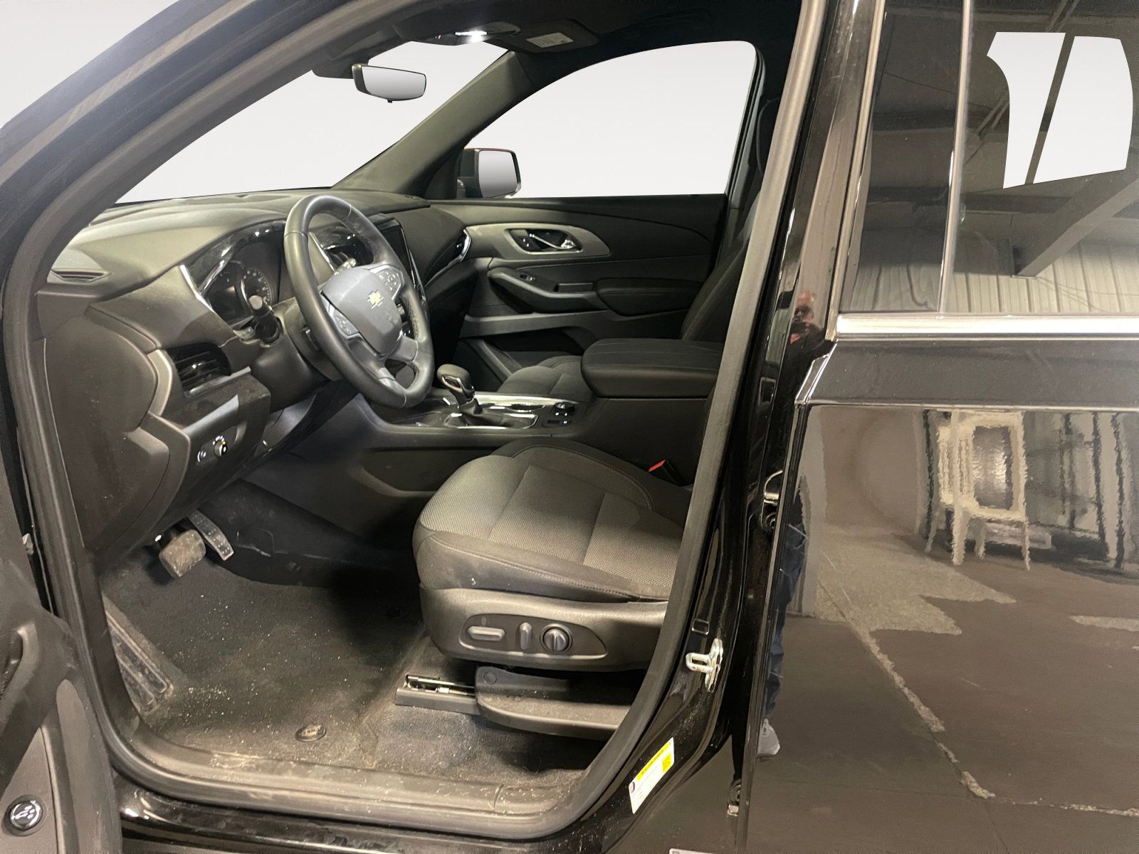 Used 2023 Chevrolet Traverse LT w/ Rear Camera Mirror Package AWD/4WD image 9