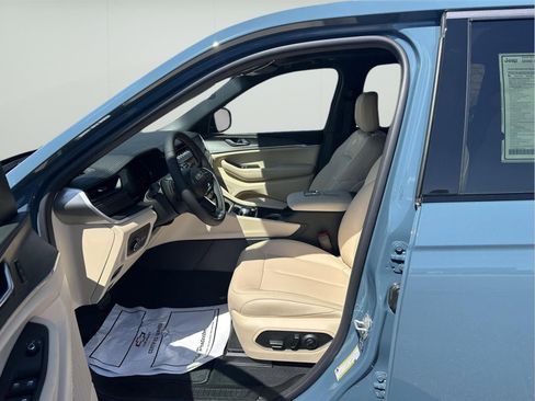 New 2026 Jeep Grand Cherokee Limited w/ Limited Altitude Package AWD/4WD image 9