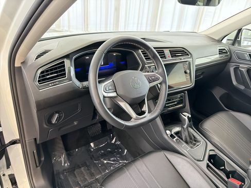 Used 2024 Volkswagen Tiguan SE w/ Panoramic Sunroof Package image 4