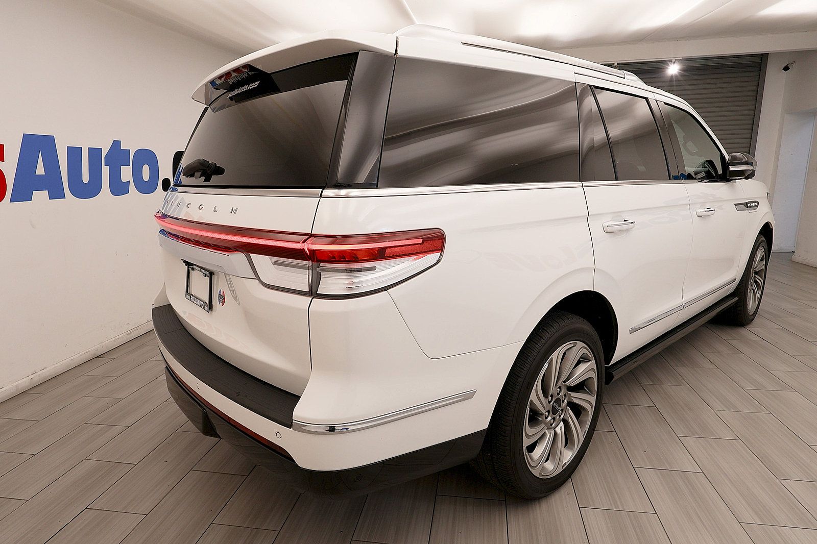 Used 2023 Lincoln Navigator Reserve AWD/4WD image 5