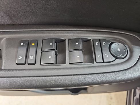 Used 2017 Chevrolet Traverse LT image 33