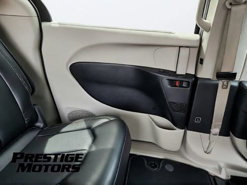 Used 2024 Chrysler Pacifica Touring-L FWD image 30