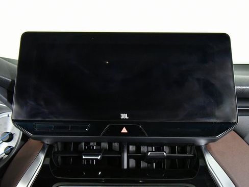 Used 2023 Toyota Venza XLE image 4