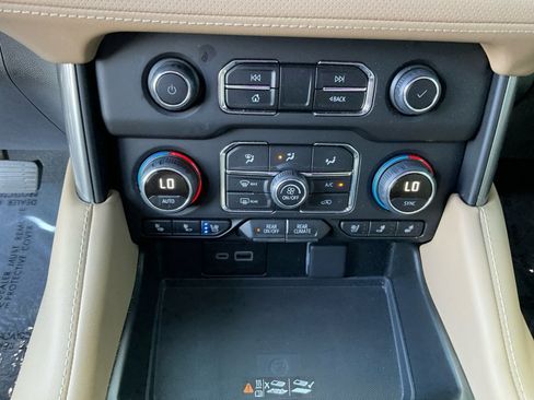 Used 2024 Chevrolet Tahoe Premier AWD/4WD image 18