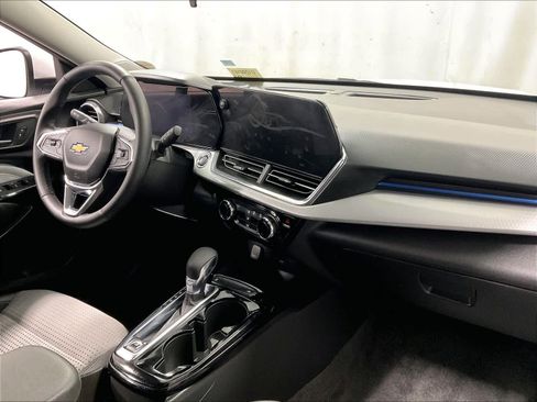 Used 2025 Chevrolet Trax LT w/ LT Convenience Package image 14