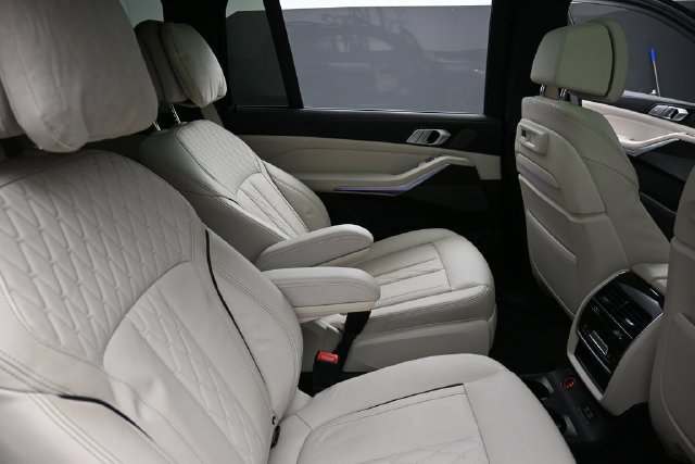 Used 2021 BMW X7 xDrive40i w/ M Sport Package AWD/4WD image 31