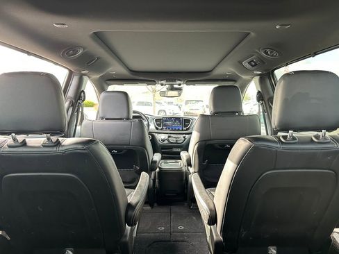 Used 2021 Chrysler Pacifica Touring-L w/ S Appearance Package image 11