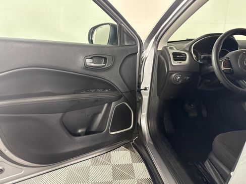 Used 2018 Jeep Compass Sport w/ Tech Group FWD image 5