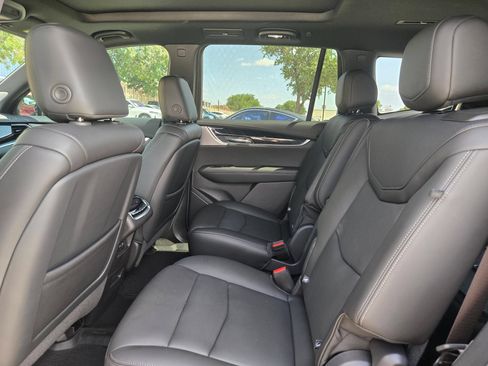 Used 2022 Cadillac XT6 Premium Luxury w/ Technology Package FWD image 14