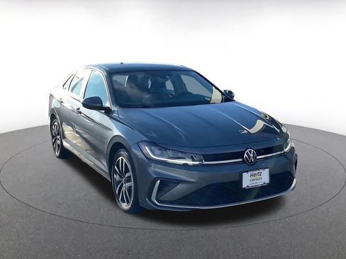 Used 2025 Volkswagen Jetta SE image 3