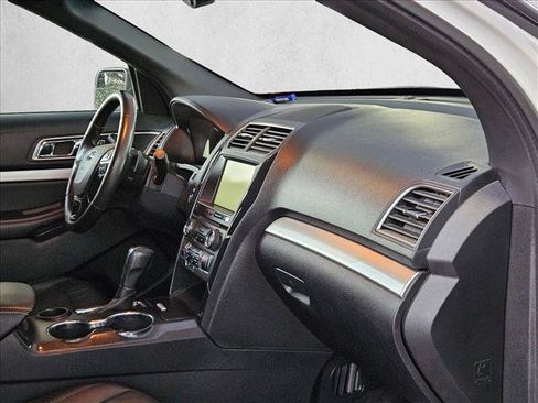 Used 2016 Ford Explorer XLT w/ Equipment Group 202A FWD image 17