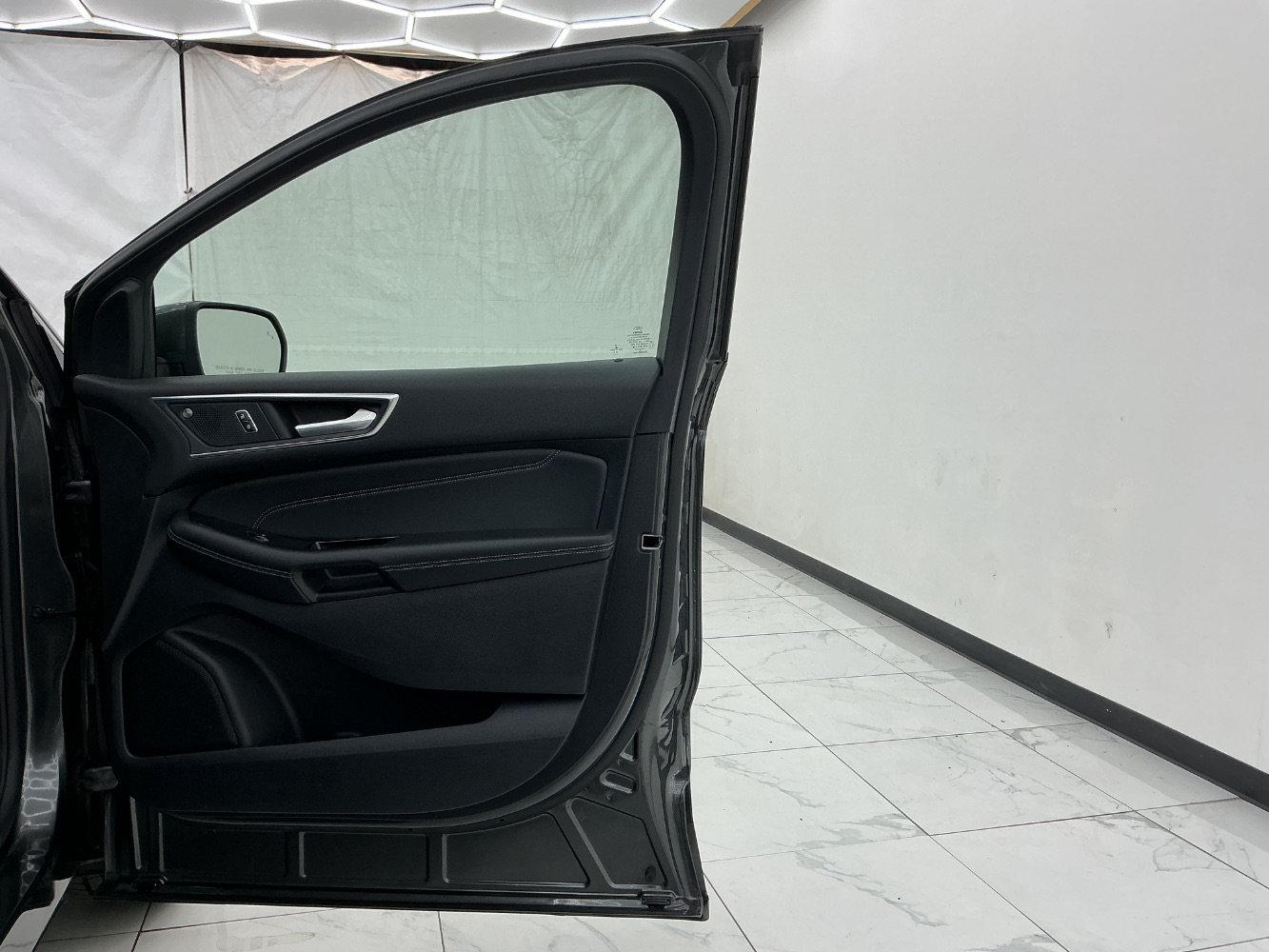 Used 2020 Ford Edge Titanium FWD image 19