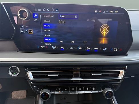 Used 2025 Chevrolet Traverse LT image 37