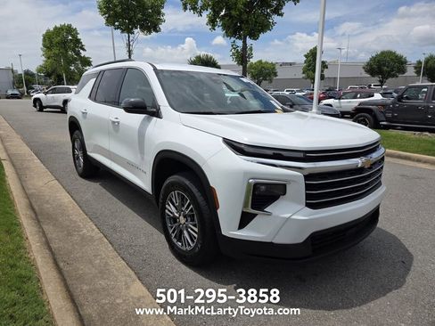 Used 2025 Chevrolet Traverse LT FWD image 3