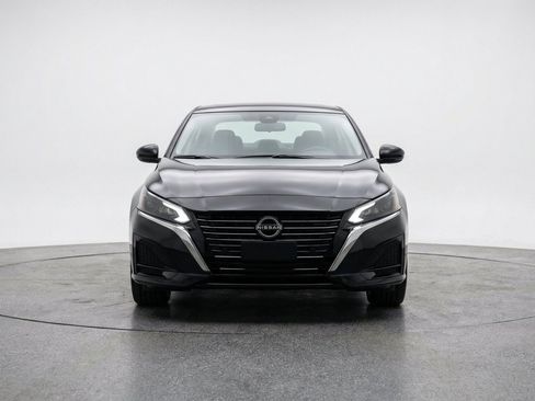Used 2025 Nissan Altima 2.5 SV FWD image 2