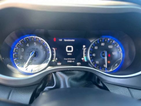 Used 2025 Chrysler Pacifica Select FWD image 12