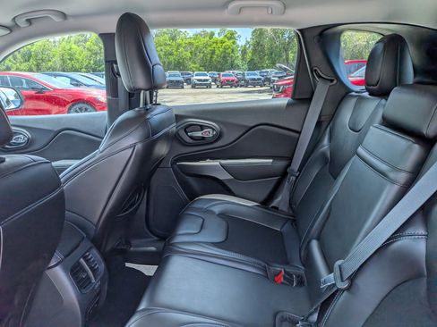 Used 2019 Jeep Cherokee Latitude Plus AWD/4WD image 15