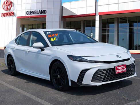 Used 2025 Toyota Camry SE FWD image 2