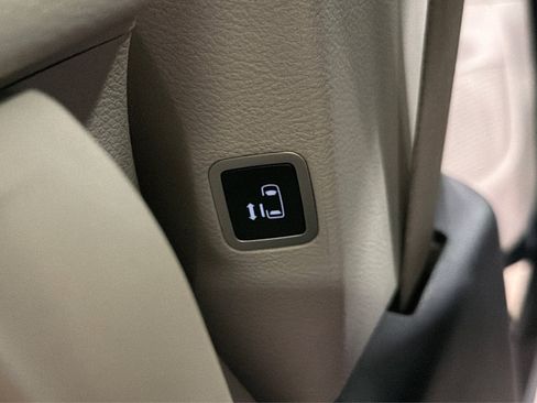 Used 2023 Chrysler Pacifica Limited FWD image 41