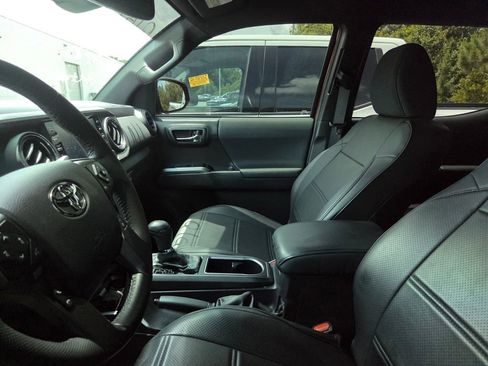 Used 2023 Toyota Tacoma TRD Off-Road w/ Advanced Technology Package AWD/4WD image 5