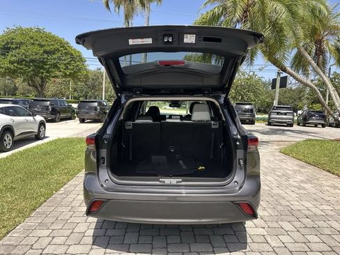 Used 2024 Toyota Highlander XLE FWD image 28