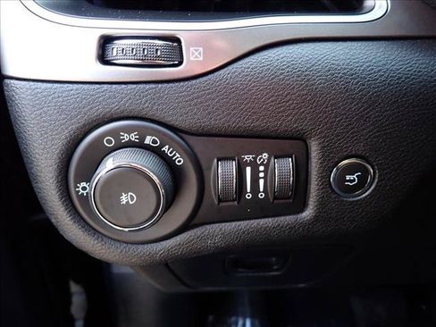 Used 2019 Jeep Cherokee Latitude Plus w/ Comfort/Convenience Group AWD/4WD image 14