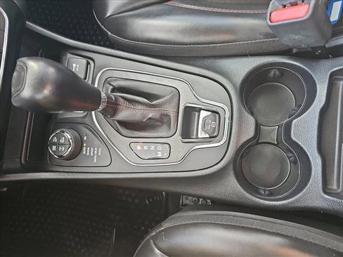 Used 2022 Jeep Cherokee Trailhawk image 19