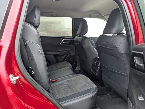 Used 2025 Mitsubishi Outlander SE image 30