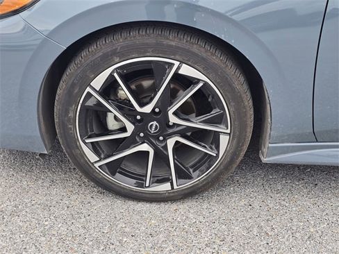 Used 2024 Nissan Sentra SR w/ SR Premium Package image 9