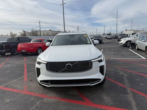 Used 2025 Volvo XC90 B5 Ultra w/ Lounge Package image 2