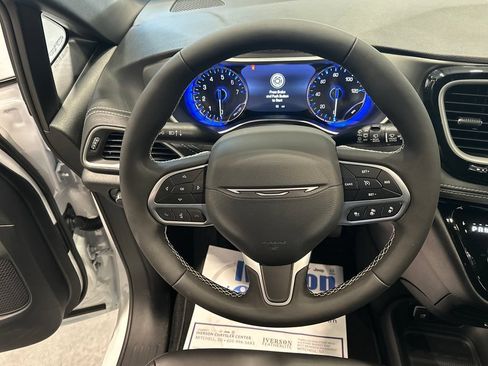 New 2027 Chrysler Pacifica Select FWD image 16