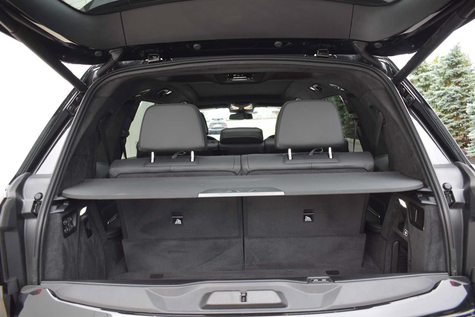 Used 2024 BMW X7 xDrive40i w/ M Sport Package AWD/4WD image 8