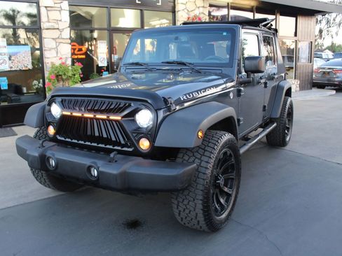 Used 2017 Jeep Wrangler Unlimited Rubicon w/ Connectivity Group AWD/4WD image 32