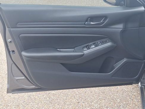 Used 2025 Nissan Altima 2.5 S FWD image 11