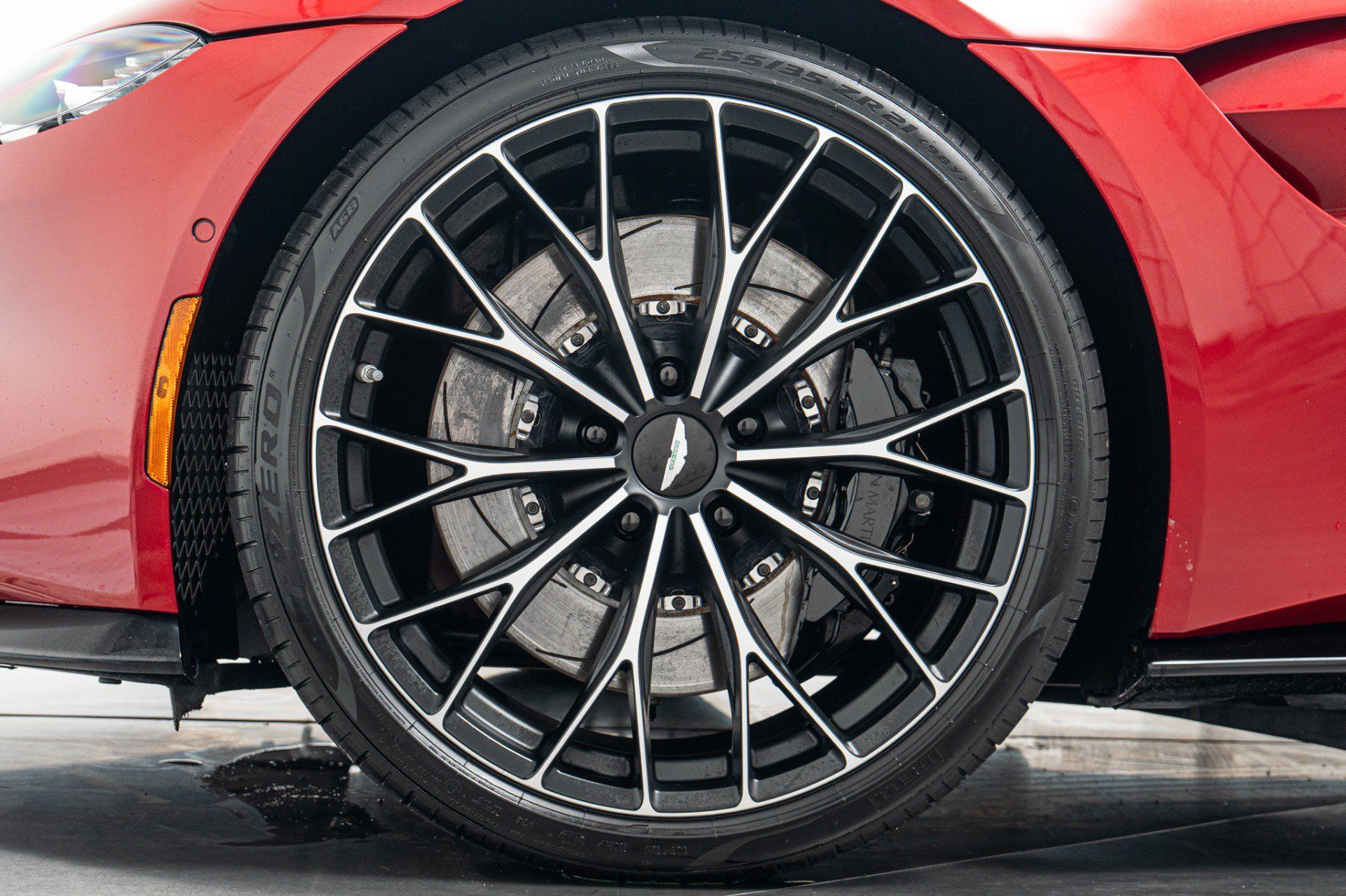 Used 2023 Aston Martin V8 Vantage Coupe RWD image 10