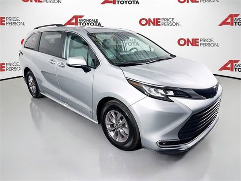 Used 2021 Toyota Sienna XLE w/ XLE Plus Package image 1