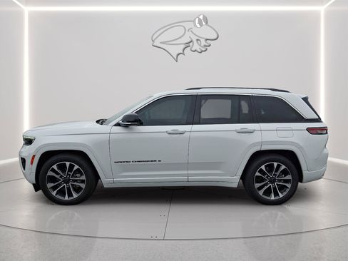 Used 2023 Jeep Grand Cherokee Overland w/ Luxury Tech Group IV AWD/4WD image 2