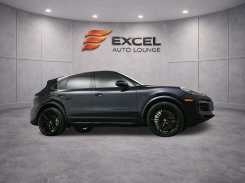 Used 2021 Porsche Cayenne Turbo w/ Premium Package Plus image 54