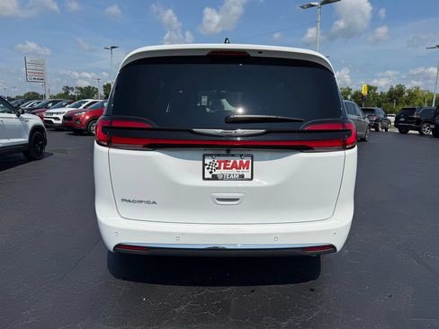 Used 2026 Chrysler Pacifica Select FWD image 6