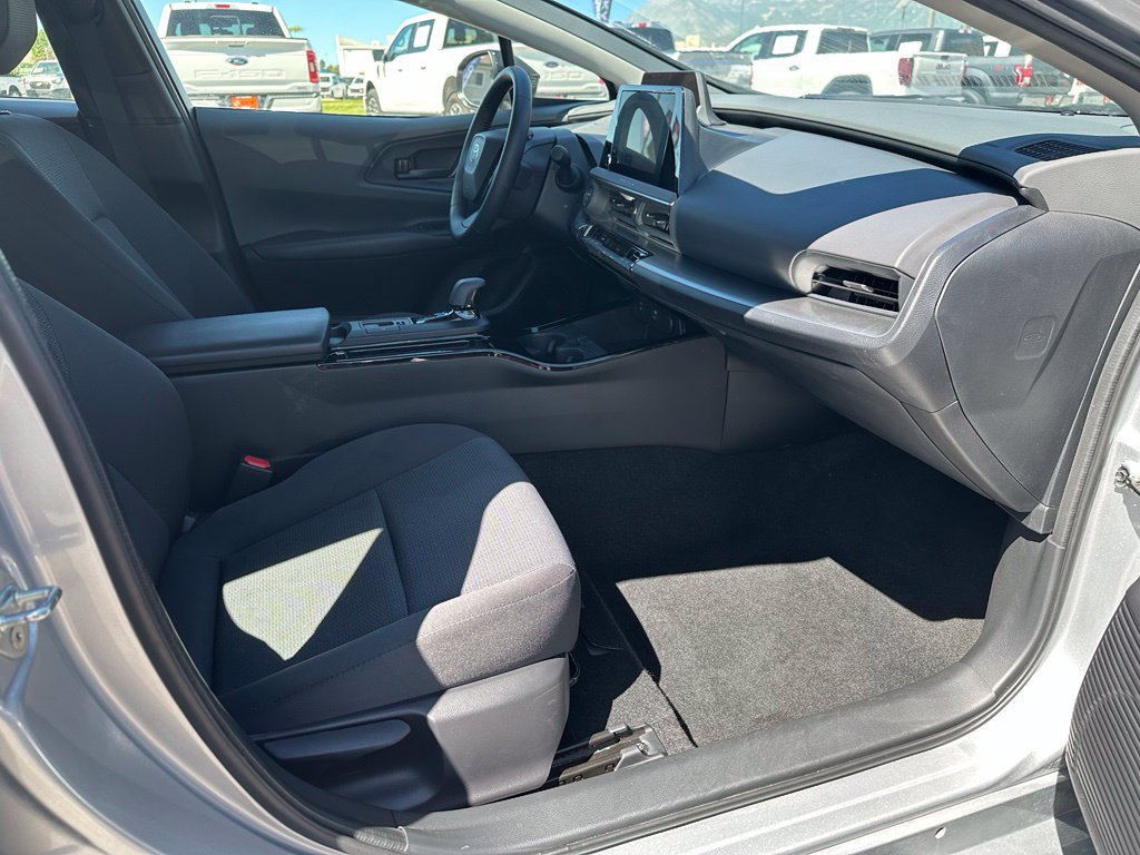 Used 2025 Toyota Prius LE FWD image 17