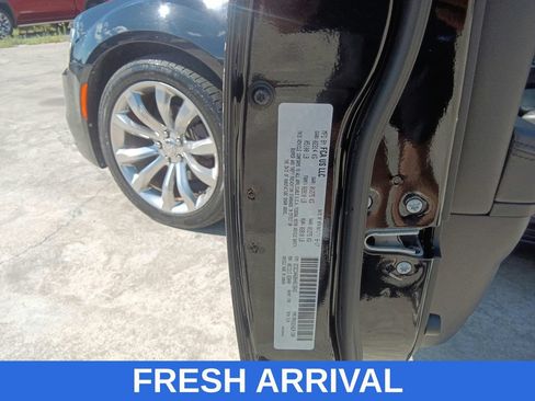 Used 2017 Chrysler 300 Limited w/ Value Package RWD image 18