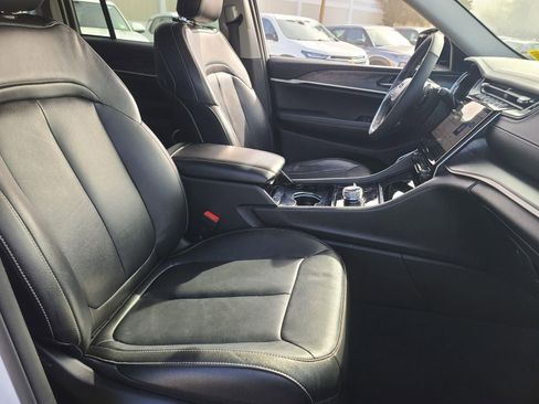 Used 2023 Jeep Grand Cherokee Limited image 18