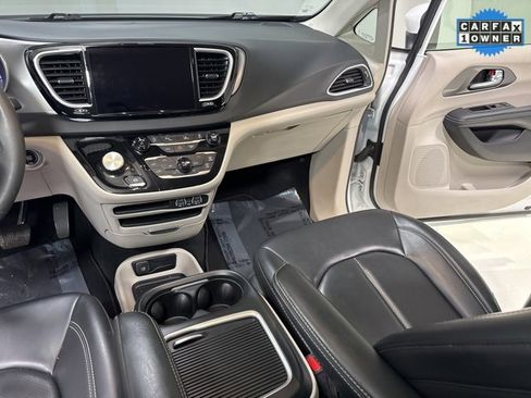 Used 2023 Chrysler Pacifica Touring-L image 21
