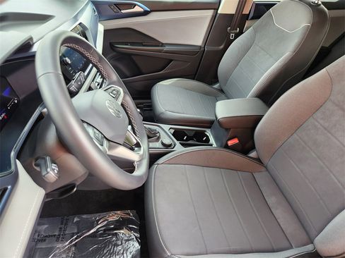 Used 2024 Volkswagen Taos SE image 5