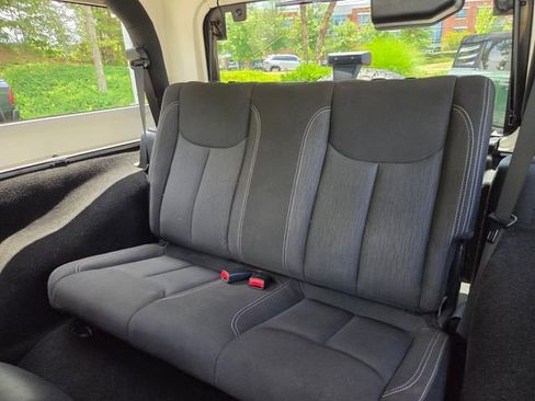 Used 2018 Jeep Wrangler Sahara w/ Connectivity Group AWD/4WD image 8