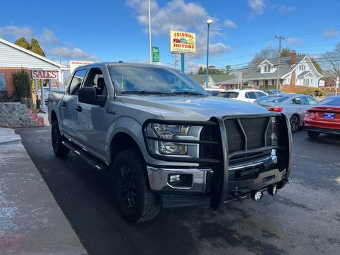 Used 2017 Ford F150 XLT w/ Trailer Tow Package image 4