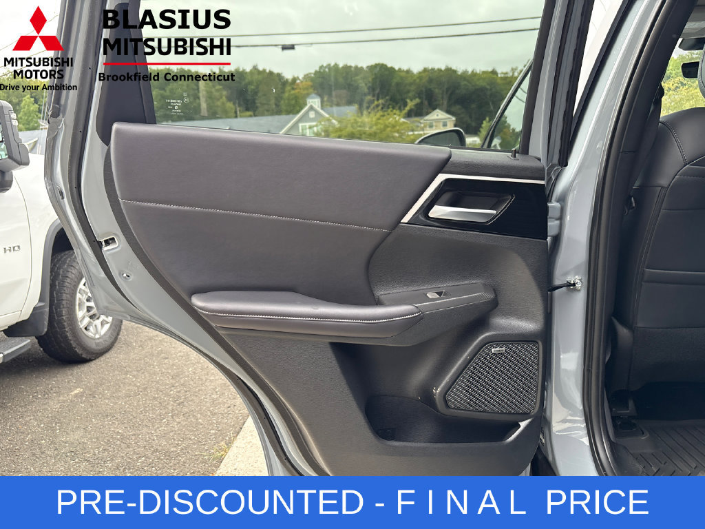 Used 2025 Mitsubishi Outlander AWD image 32
