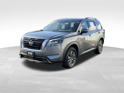 Used 2025 Nissan Pathfinder SV image 3